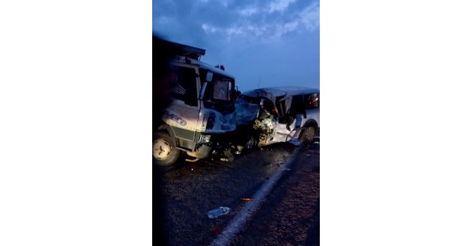 Kamyonet ile hafif ticari araç çarpıştı: 1 ölü, 4 yaralı