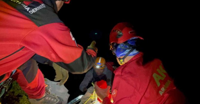 Mağarada mahsur kalan 4 kişi kurtarıldı