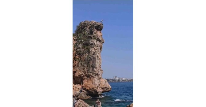 30 metrelik falezlerden canını hiçe sayarak denize atladı