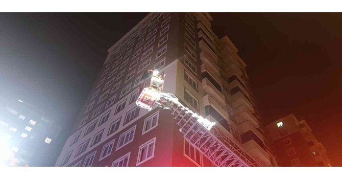 Kahramanmaraş’ta 14 katlı binanın çatı katında yangın çıktı