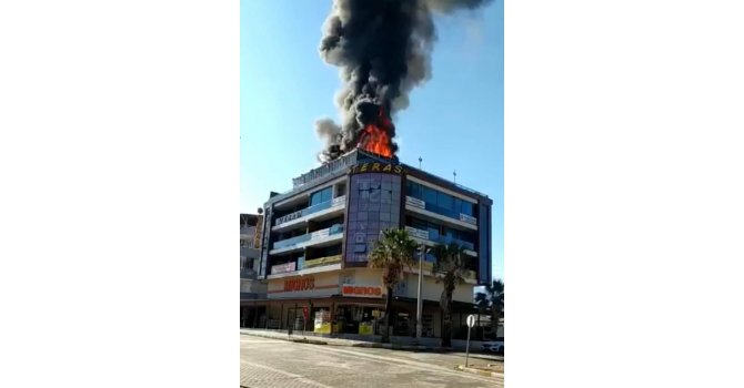 Hatay’da alışveriş merkezinin teras katındaki kafede korkutan yangın