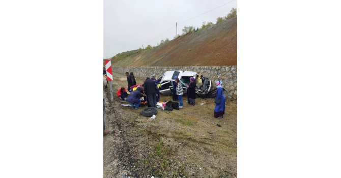 Otomobil istinat duvarına çarptı: 3 yaralı