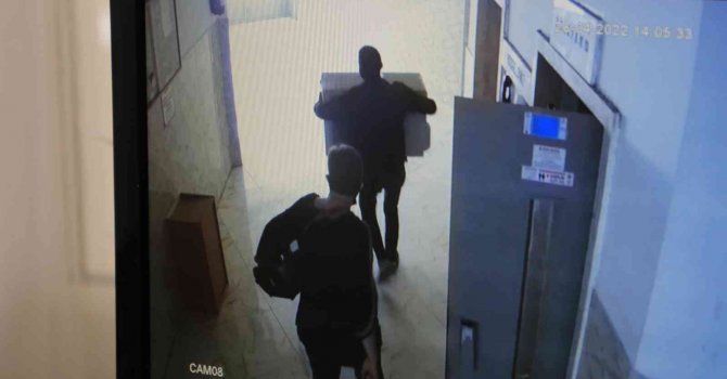 Adana’da güpegündüz hırsızlık: Klimanın dış ünitesini böyle çaldı