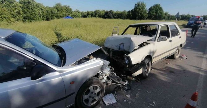 Otomobiller kafa kafaya çarpıştı: 3 yaralı