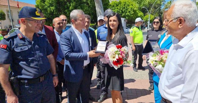 Karayolu Trafik Güvenliği Günü’nde 3 araç sürücüsüne çiçek ve plaket verildi