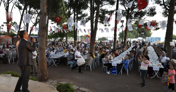 Uysal iftarda şiir okudu