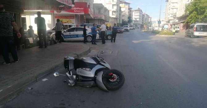Manavgat’ta hafif ticari araç motosikletle çarpıştı: 1 yaralı