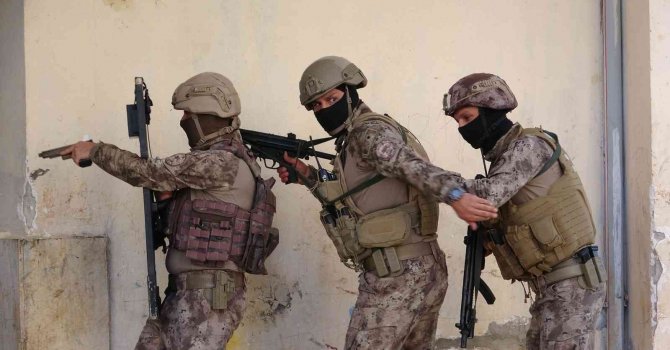 Mersin’de DEAŞ’a şafak operasyonu: 13 şüpheli hakkında gözaltı kararı