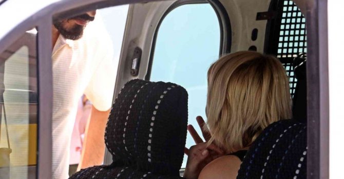 Zincir marketten iç çamaşırı çaldı, yakalanınca kasiyeri bıçakla tehdit etti