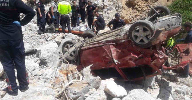 Otomobil 100 metrelik uçuruma yuvarlandı: 1 ölü, 2 yaralı