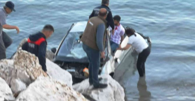 Kontrolden çıkan otomobil Eğirdir Gölü’ne uçtu: 2 yaralı