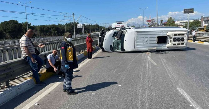 Antalya’da kamyonla çarpışan minibüs yan yattı: 8’i turist 9 yaralı