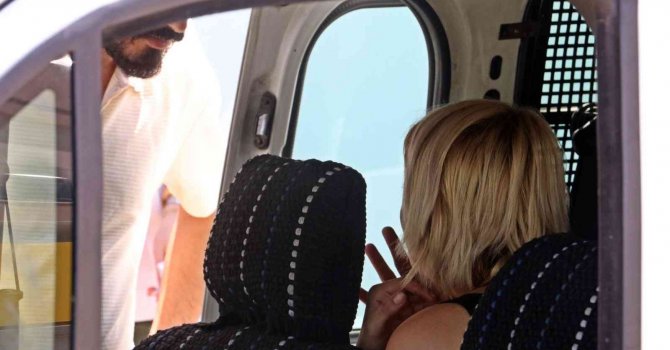 Zincir marketten iç çamaşırı çalıp kasiyere bıçak çektiği iddia edilen kadın serbest bırakıldı