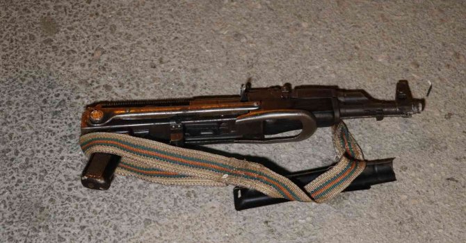 Motosiklet üzerinde ellerinde kalaşnikofla saldırıya giden şüpheliler polise yakalandı