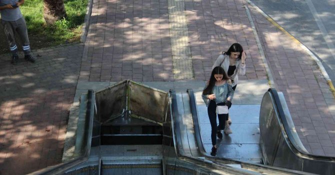 Demir kapakları çalınan yürüyen merdiven vatandaşa eziyet oldu