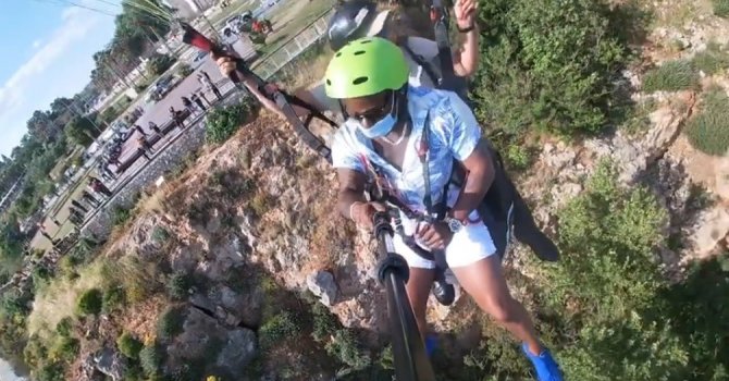 Falezlerin üzerindeki yamaç paraşütü heyecanı ABD’li turisti kendinden geçirdi