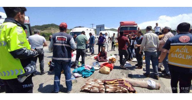 Tarım işçilerini taşıyan kamyonet devrildi: 8’i ağır 15 yaralı