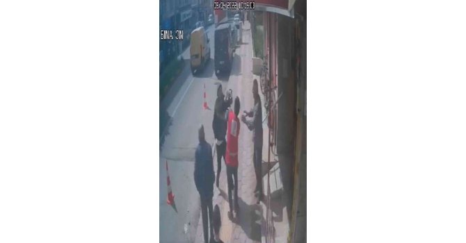 Şizofreni hastasının Kızılay görevlilerine saldırdığı anlar kamerada