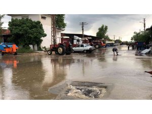 Şiddetli yağmur ve dolu su baskınlarına neden oldu