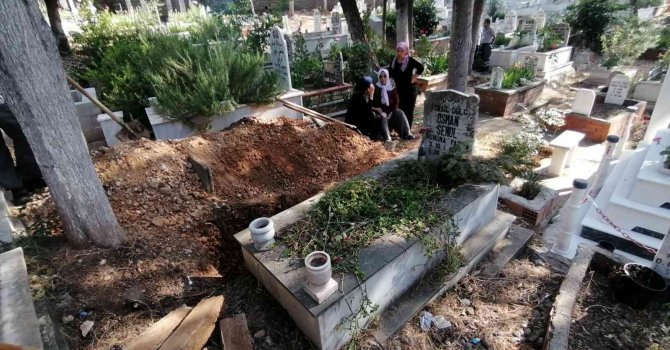 Aracında ölü bulunan genç, 32 yıl önce vefat eden ve ismini aldığı abisinin yanında defnedildi