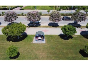 Mersin’de yaz havasıyla orkide ağaçları çiçek açtı, karsambaç satışları başladı