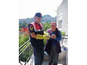 Yavru kumrulara jandarmadan yardım eli