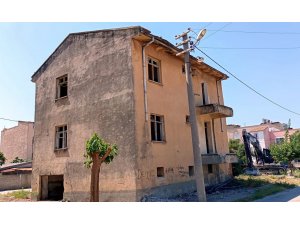 Mersin’de 2 katlı eski binanın yıkımı gerçekleştirildi