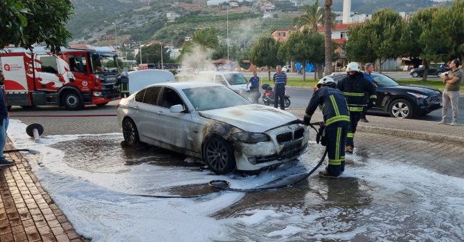 Park halindeki lüks otomobil yandı