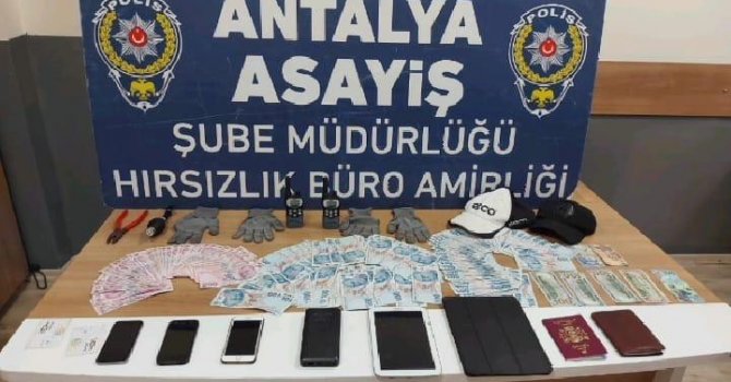 Antalya’da bir araçtan 60 bin lira çalan hırsızlar İzmir’de yakalandı