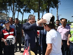 Osmaniye’de motosiklet sürücülerine kask dağıtıldı