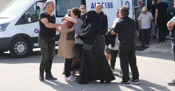 Gaz sızıntısından hayatını kaybeden 2 işçinin cenazesi, gözyaşları arasında morgdan alındı