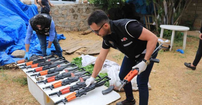 Aranan şüphelinin evinden 10 Kalaşnikof çıktı