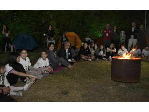 Kamp ateşi etrafında buluştular