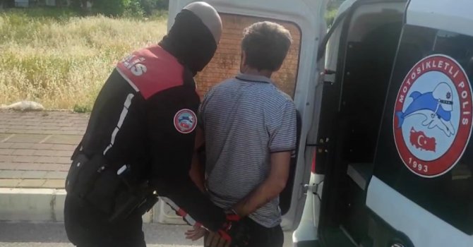 7 yıl hapis cezasıyla aranan sürücü kovalamacada yakayı ele verdi