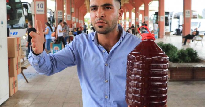 Yanan motosikleti 150 litre şalgam suyu dökerek söndürdüler