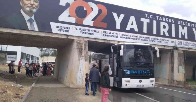 Öğrenci taşıyan otobüs üst geçide takıldı