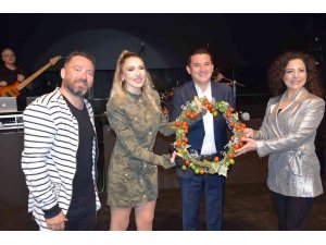 Hadise Kumluca’da Domates Kraliçesi seçildi