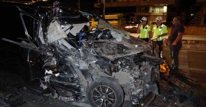 Tıra arkadan çarpıp hurdaya dönen ticari araç sürücüsü hafif yaralı kurtuldu