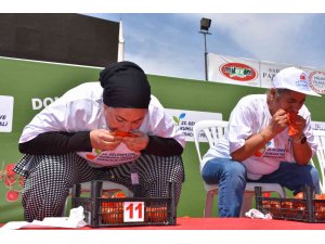 Kumluca’da kadınlara özel ‘domates yeme’ yarışması