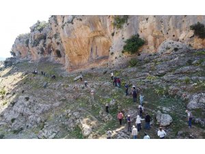Mersin’de heyecanlandıran keşif: Çoban keçi ararken, milattan önceki yazılı tasvirleri bulmuş