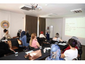 Alanya Belediyesinin aile içi iletişim ve sağlıklı yaşam seminerleri sürüyor