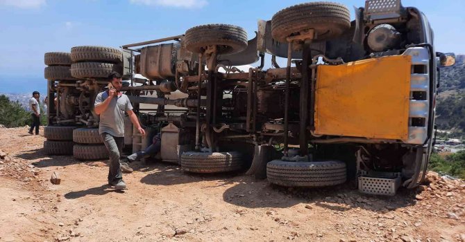 Geri manevra yapan beton mikseri devrildi