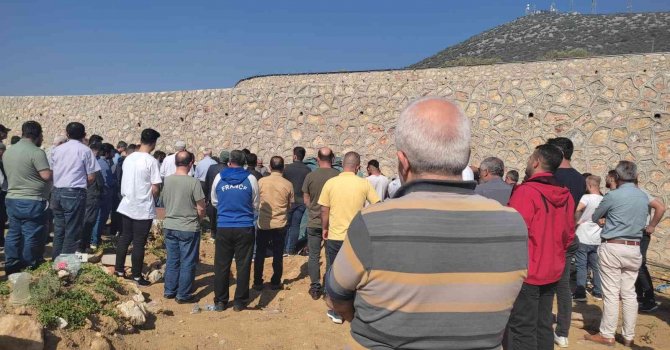 Saplantılı aşık kurbanı Sinem toprağa verildi