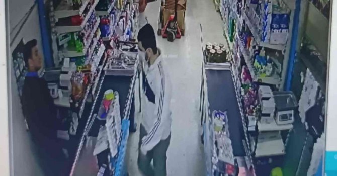 Satırlı, bıçaklı gaspçıyı market çalışanı böyle kovaladı