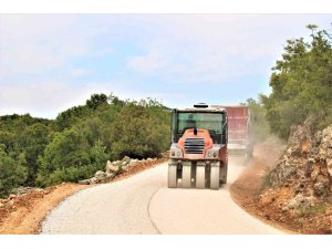 Silifke’de üretim bölgelerinin yolları asfaltlanıyor