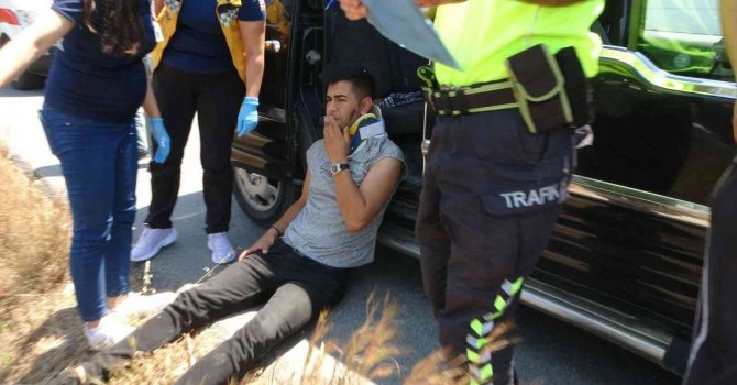 Aracın içine sıkışan arkadaşının kurtarılışını yaralı halde sigara yakarak izledi