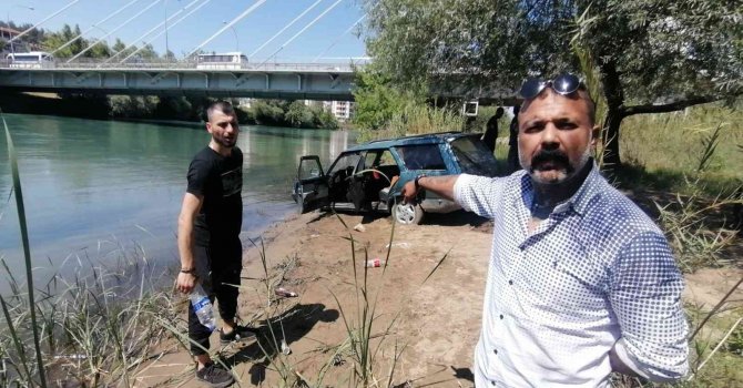 Çamura saplanan araçtaki alkollü şahıs polise drift maceralarını anlattı