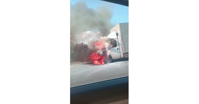 Alev alev yanan kamyonetini çaresizce izledi