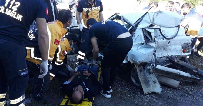 Tır, otomobili kağıt gibi ezdi: 1 ölü, 3 yaralı