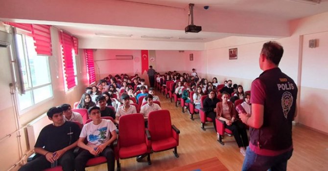 Osmaniye polisinden öğrencilere güvenli internet kullanımı eğitimi